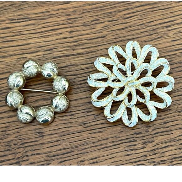 Vintage Lot of 2 - Sarah Coventry AND MORE Brooch Goldtone Flower Shimmer Signed - Picture 1 of 7